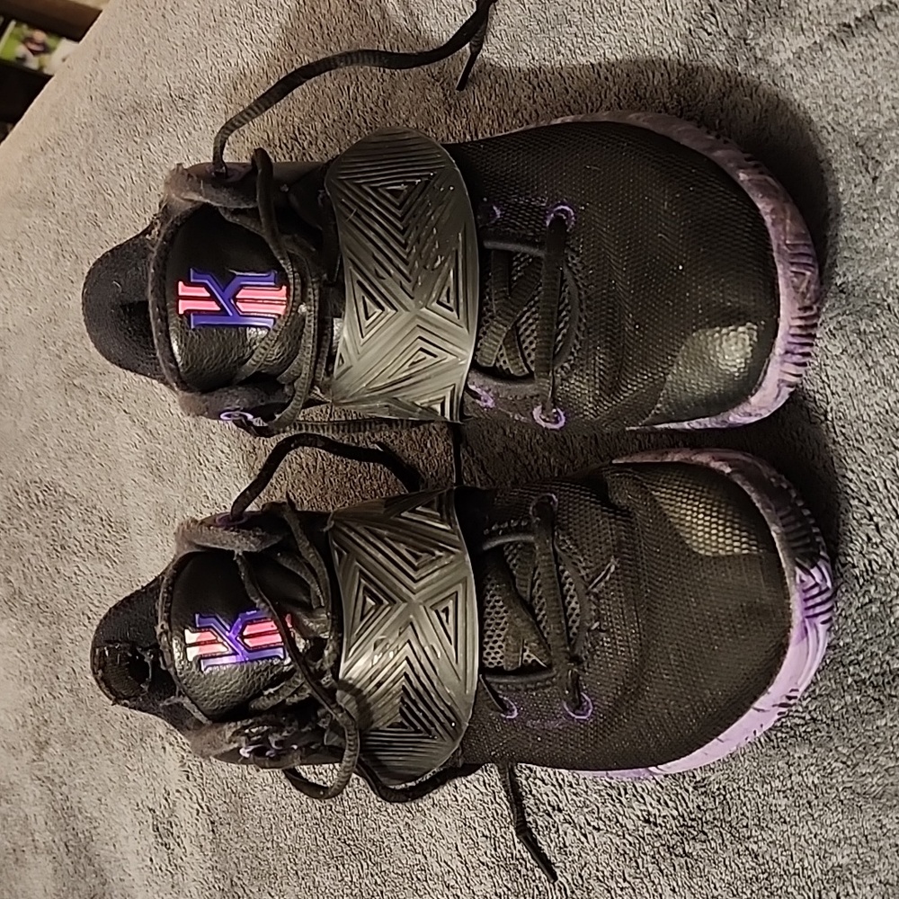 Mens NIKE Kyrie Irving Basketball shoes. Size 9. Black